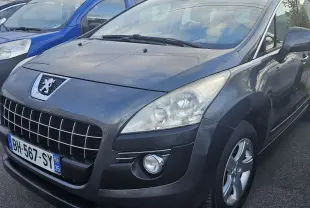 Peugeot 3008 gris vue 3/4 avant droit, mettant en valeur sa calandre distinctive et ses phares allongés.