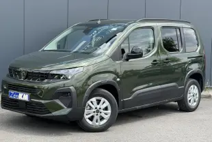 Peugeot Rifter M 1.5 BlueHDI 130 Allure vert Sirkka en 3/4 avant droit, portes coulissantes et jantes alu visibles.