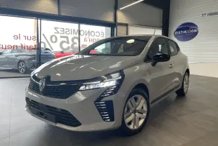 Renault Clio 1.5 Blue dCi 2025 gris Rafale vue 3/4 avant en intérieur avec phares LED allumés et jantes alliage.