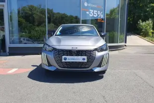 Vue frontale d'une Peugeot 208 gris Artense avec calandre noire et feux diurnes LED en griffes.