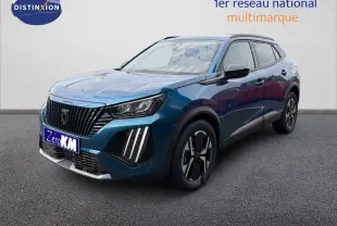 Peugeot 2008 Hybrid 136ch bleu obsession métal en 3/4 avant droit avec calandre noire et feux LED distinctifs.