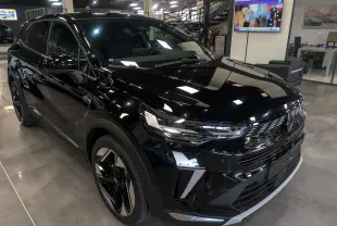 Renault Symbioz E-Tech noir étoilé en 3/4 avant droit, mettant en valeur ses phares LED et jantes biton modernes.