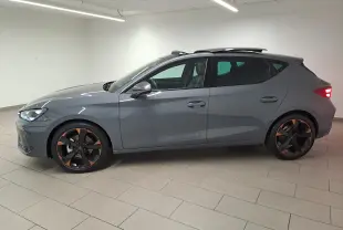 Vue de profil côté gauche d'une CUPRA Leon 2025 gris Graphène avec toit ouvrant panoramique et jantes cuivrées.