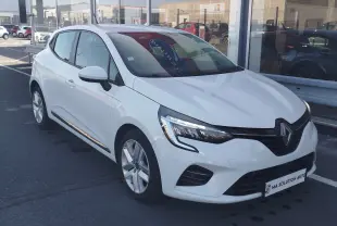 Renault Clio Business blanche vue en 3/4 avant droit, avec phares LED et jantes alliage visibles.