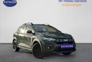 Vue 3/4 avant d'une Dacia Sandero Stepway 2025 en kaki lichen avec jantes noires et toit surélevé.