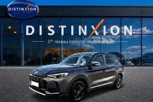 MG Motor ZS 1.5 hybrid 197 Camden grey en 3/4 avant droit, avec jantes noires et calandre marquée.