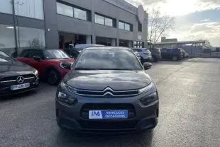 Vue frontale d'une Citroën C4 Cactus gris foncé métal 2019, avec calandre distinctive et logo double chevron visible.