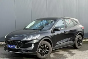 Ford Kuga 2024 noir Obsidien en 3/4 avant droit avec jantes alliage noires et projecteurs LED.