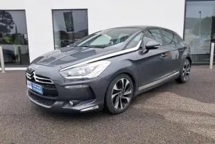Citroën DS5 gris foncé métal vue 3/4 avant droit, avec jantes sport et signature lumineuse distinctive.