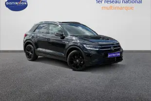 Volkswagen T-Roc 2025 noir intense nacré, vue 3/4 avant droit avec jantes noires et barres de toit.