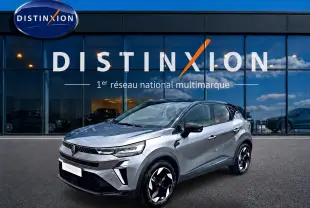 Renault Captur 1.8 e-tech hybride 2026 en 3/4 avant droit, couleur cassiope toit noir avec jantes alu distinctives.