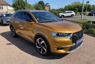 DS7 Crossback jaune clair vu en 3/4 avant droit, avec calandre DS Wings chromée et jantes noires bicolores.