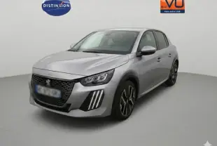 Peugeot 208 Hybrid gris vue 3/4 avant droit, avec calandre noire et jantes alliage 17 pouces distinctives.