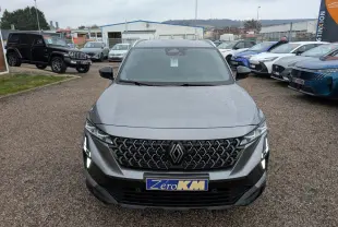 Vue avant d’un Renault Austral gris avec calandre à motifs hexagonaux et feux LED en forme de crocs.