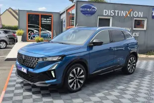 Renault Austral bleu outremer en 3/4 avant droit, avec calandre noire et jantes alliage distinctives.