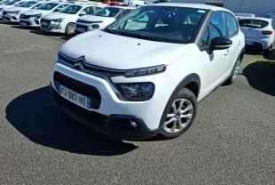Citroën C3 Société blanche vue en 3/4 avant droit, avec calandre noire et protections de bas de caisse noires.