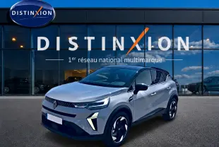 Renault Captur 2026 gris Rafale toit noir en 3/4 avant droit, avec jantes alu et feux LED distinctifs.