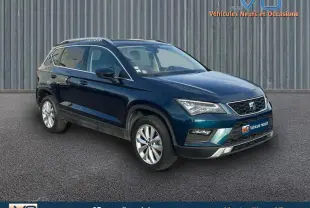 SEAT Ateca bleu foncé en 3/4 avant droit, avec jantes alliage 17 pouces et calandre chromée visible.