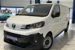 Peugeot Expert Fourgon blanc en 3/4 avant droit, avec calandre noire et jantes acier, en intérieur showroom.