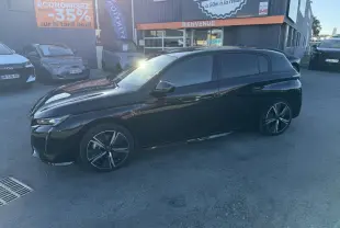 Peugeot 308 2024 noire vue de profil côté gauche, avec jantes alliage et vitres teintées.