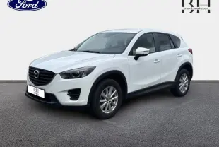 Vue 3/4 avant droite d'un Mazda CX-5 blanc nacré avec calandre noire et jantes alliage sur fond neutre.