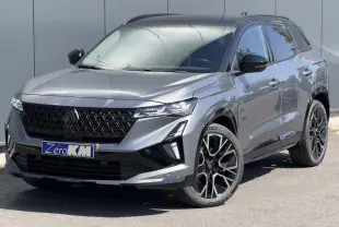 Renault Austral E-Tech gris schiste avec toit noir, vue 3/4 avant mettant en valeur la calandre et jantes noires.