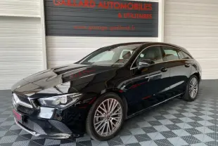 Mercedes Classe CLA Shooting Brake noire vue en 3/4 avant droit, avec jantes alliage et calandre distinctive.