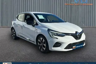 Vue 3/4 avant droite d'une Renault Clio blanche V TCe 90 - 21 Limited avec jantes alliage 16 pouces sur sol gris.