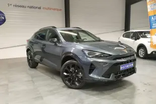 CUPRA Formentor 2026 en Magnetic Tech, vue 3/4 avant droit, avec jantes alliage noires et détails noirs contrastants.