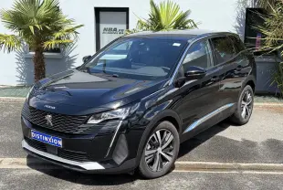 Peugeot 3008 Plug-in Hybrid noir Perla en 3/4 avant droit avec jantes alliage bi-ton et calandre distinctive.