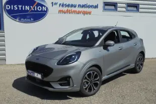 Ford Puma 1.0 EcoBoost MHEV gris Solar Metal en 3/4 avant droit, avec jantes alliage et calandre noire.