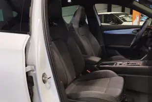 Vue intérieure côté conducteur du CUPRA Formentor blanc Nevada, sièges baquets suédine noire avec surpiqûres cuivrées.