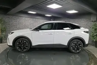 Peugeot 3008 blanc vue de profil côté gauche, jantes alliage noires et toit noir contrasté dans un showroom.