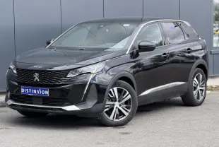 Peugeot 3008 Plug-in Hybrid noir Perla en 3/4 avant droit, avec jantes alliage bi-ton et calandre distinctive.