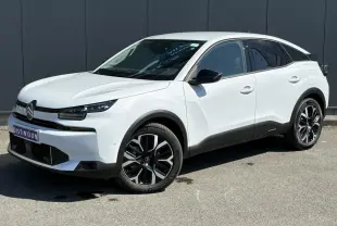 Vue 3/4 avant droite d'une Citroën C4 Hybrid 145 blanche Okénite avec jantes alliage 18'' et rétroviseurs noirs.