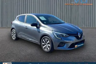 Vue 3/4 avant d'une Renault Clio gris clair 2023 avec jantes alliage 16 pouces et vitres surteintées.