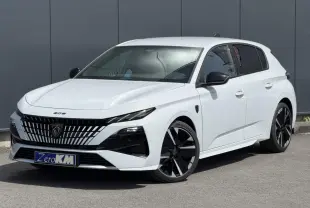 Peugeot 308 NV Hybrid blanc Okenite vue 3/4 avant droit avec jantes bi-tons et calandre distinctive noire.