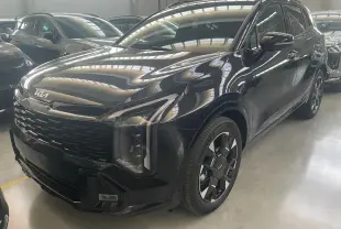 KIA Sportage Hybride noir vu en 3/4 avant droit, avec calandre imposante et jantes noires distinctives GT-Line.