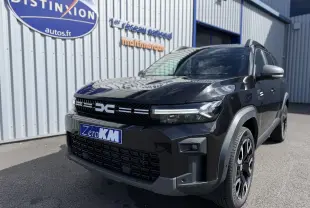 Vue 3/4 avant droit du Dacia Bigster noir nacré 2026 avec calandre moderne et jantes biton 19 pouces.