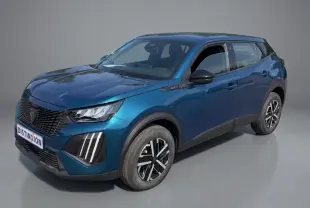 Peugeot 2008 Hybrid bleu 3/4 avant droit, avec calandre noire et feux LED distinctifs, version Style 2025.