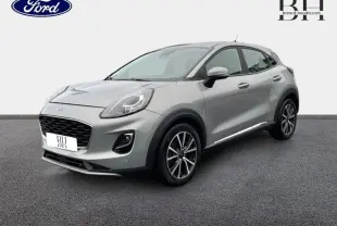 Ford Puma gris Solar métallisé vu en 3/4 avant droit, avec jantes alliage noires et calandre imposante noire.