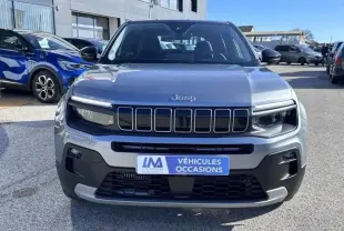 Vue avant d’un Jeep Avenger gris métallisé 2025 avec calandre noire distinctive et plaque « Véhicules Occasions ».