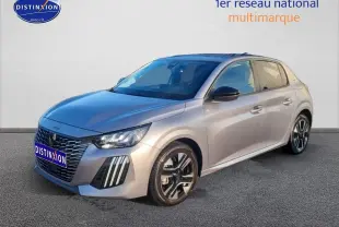 Peugeot 208 gris artense vue 3/4 avant droit, avec jantes alu et phares avant LED allumés.
