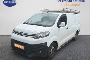 Vue 3/4 avant droit d’un utilitaire Citroën Jumpy XL blanc avec galerie de toit et pare-chocs noir.