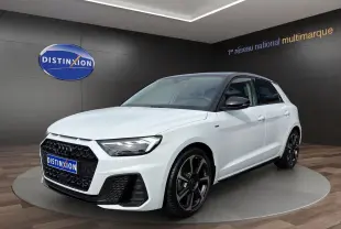 Audi A1 Sportback blanc vue 3/4 avant droit avec toit noir et jantes noires en showroom.