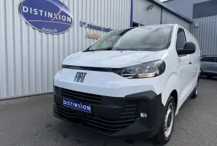 Vue 3/4 avant droite du FIAT Scudo Fourgon blanc Icy 2025 avec calandre noire et logo FIAT visible.