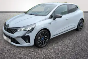 Renault Clio Esprit Alpine gris clair vue 3/4 avant droit avec jantes noires et détails bleus sur les roues.
