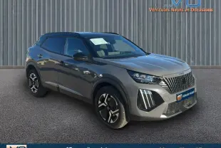 Peugeot 2008 Hybrid 136 e-DCS6 GT gris foncé en 3/4 avant droit avec barres de toit et jantes alliage 17 pouces.