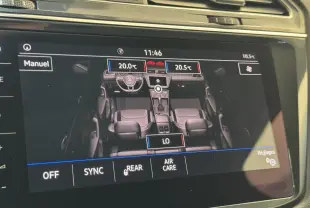 Écran tactile intérieur affichant la vue en plan des sièges et tableau de bord du Volkswagen Tiguan Allspace gris foncé.