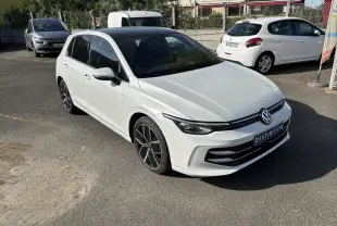 Volkswagen Golf blanc nacré vue 3/4 avant droit avec jantes alliage 18 pouces et projecteurs Matrix LED.